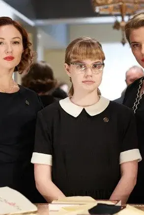 Các Quý Cô Mặc Đồ Đen